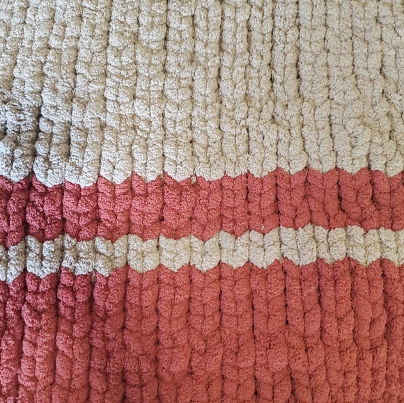 Handmade 65"×35" chunky blanket - Picture 9 of 12